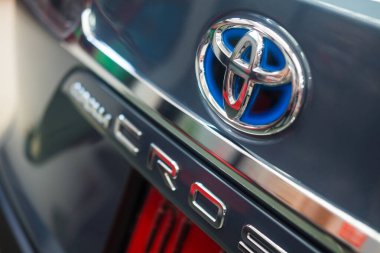 Samut Prakan, Tayland - 30 Temmuz 2022: Özel yeni Toyota Corolla CROSS 'un Toyota logosunun kapatılması.