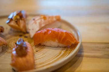 Yanmış somon suşisi. Seçici odak