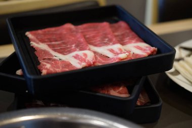 Sukiyaki ve Shabu ya da Yakiniku 'ya servis edilen mermer dokulu taze et.