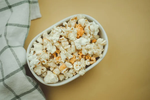 Small White Bowl Full Popcorn Yellow Backgrond — Fotografia de Stock
