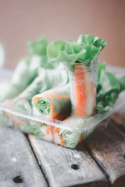 Salad Rolls Made Vegetables Flour Eating Salad Dressing Served Box — Zdjęcie stockowe