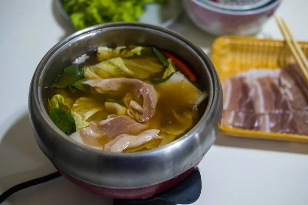 タイの鍋レシピタイ語ジム ジュムと呼ばれる タイの伝統的なスパイシーなしゃぶしゃぶ 煮込みスパイシーなスープに肉を浸し — ストック写真