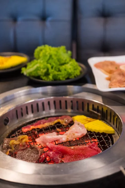 Raw Beef Slice Steel Wire Mesh Barbecue Japanese Style Meats — Foto Stock