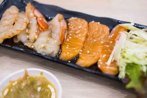 Raw Salmon Raw Shrimp Pickled Korean Sauce Black Tray — Fotografie, imagine de stoc