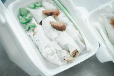 Taze sebzeli Tayland böreği. Köpük kutusunda servis edilen özel soslu taze sebze..