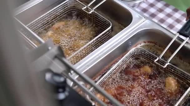 Frying Chicken Deep Fryer While Oil Boiling — Vídeos de Stock