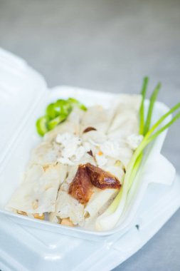 Tayland usulü taze börekler, Tayland 'da Por Pia Sod, taze sebzeler, lahanalar, pirinç kağıdıyla sarılmış sebzeler yengeç eti ve özel sosla servis edilen taze biber.