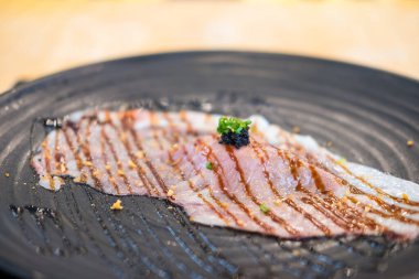 sığır eti suşi sos - Japon yemekleri tarzı ile dilimlenmiş