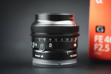 Samut Prakan, Tayland - 10 Eylül 2022: Sony 40mm 'lik kompakt lens. Bu, Sonny 'nin yakın zamanda duyurduğu kompakt asal sayıların yeni bir parçası..