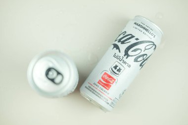 Samut Prakan, Tayland - 10 Eylül 2022: Marshmello Limited Edition Coca-Cola, çilek ve karpuz aromalı yeni bir grup..