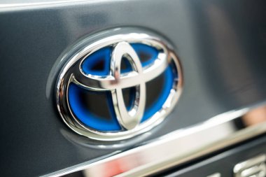 Samut Prakan, Tayland - 10 Eylül 2022: Toyota Melez markasının Toyota logosunu kapatın. Toyota hibrit logosu. Melez amblemi.