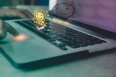 Müşteri değerlendirmesi için mutlu yüz simgesi ve kullanım ürünü ve servis kavramından sonra müşteri memnuniyeti için adam seçin ve işaretleyin. İtibar sıralamasına yol açan hizmet kalitesini değerlendir.