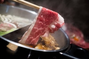 Shabu Shabu ya da Sukiyaki sosu için et dilimlenmiş et çorbası yerine çubuk kullanarak birinci sınıf et seç. Popüler yemekler lokanta tarafından parça parça pişirilir, sosla servis edilir.