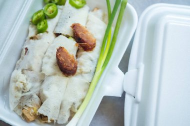 Köpük kutusunda servis edilen ünlü geleneksel Tayland taze böreği. Teslimat ya da paket servis kavramı.