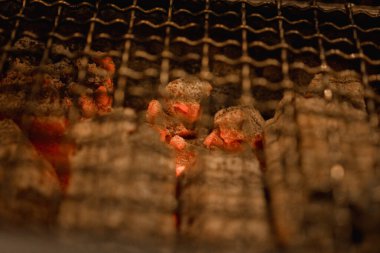 Japon wagyu 'su için açık büfede sıcak kömür ocağın üstünde ızgara. Japon ya da Kore yemeği tarzı.