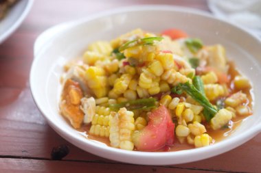 Mısır salatası ya da Tayland 'da mısır ana malzemeleriyle 