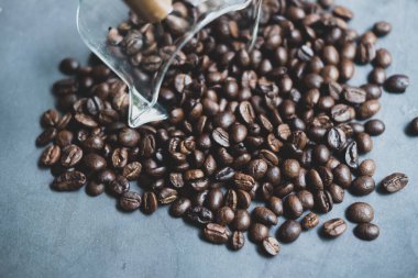 Kahve çekirdekleri küçük bir fincana saçılmış. Kapat.