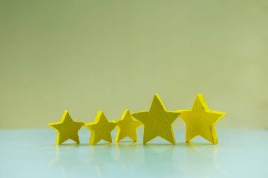 Müşteri memnuniyeti anketi konsepti, anketin analizi ve memnuniyet puanının birleştirilmesi, memnuniyet puanını beş sarı yıldızla vermek,