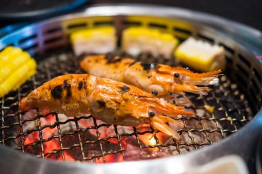 Izgara dev nehir karidesi ocakta kömürün üstünde ızgara. Kapat.