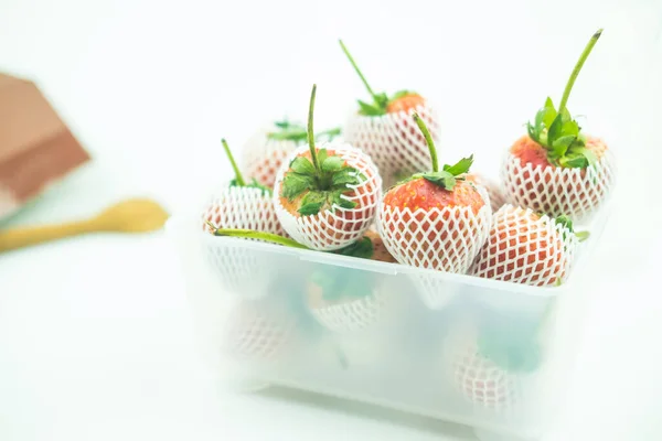 Frische Erdbeeren Mit Netz Einer Plastikbox — Stockfoto