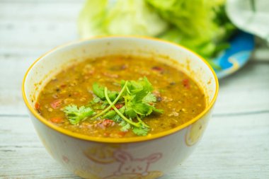 Baharatlı uskumru ve mayalanmış balık, acı biber sosu karışımı. Kaynamış sebze ve pilav yiyebilirsin. Tayland tarzı yemek.