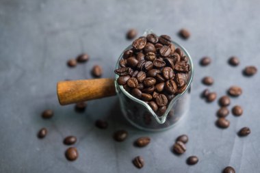 Şeffaf bardakta kahve çekirdeği ve sapı. Kapat.