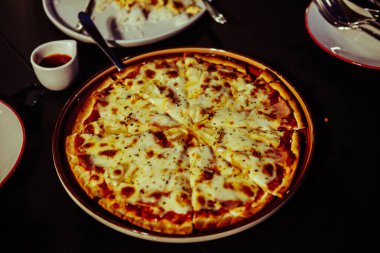 Lezzetli margarita pizza, mozzarella peyniri. Pizza yemeği.