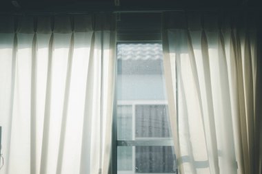 Korkuluklu perde, tavana monte edilmiş, şeffaf ve engelleyici perdeler