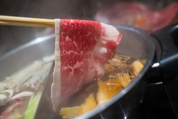 Χέρι Chopsticks Πάρει Πριμοδότηση Ωμού Βοείου Κρέατος Φέτες Βοείου Κρέατος — Φωτογραφία Αρχείου