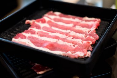 Japon shabu-shabu ya da Sukiyaki için malzeme içeren taze et dilimleri..