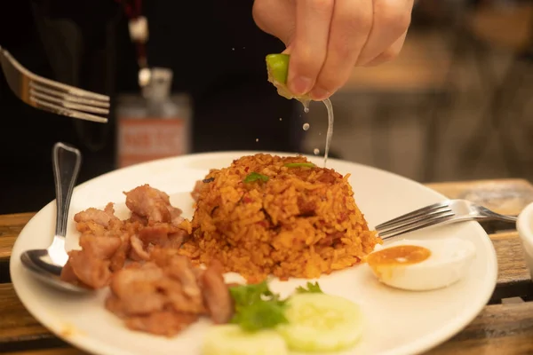 Homem Espremer Limão Para Tailandês Picante Pasta Camarão Arroz Frito — Fotografia de Stock