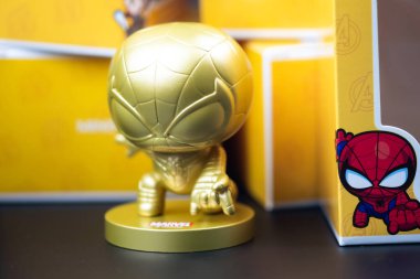 Samut Prakan, Tayland - 25 Eylül 2022: Yeni gelen, MARVEL altın koleksiyon dekorasyonu. Süper kahraman Örümcek Adam 'ın koleksiyon figürü