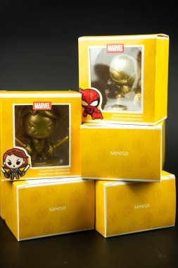 Samut Prakan, Tayland - 25 Eylül 2022: MINISO Tayland 'da MARVEL' in altın koleksiyon dekorasyonu artık mevcuttur