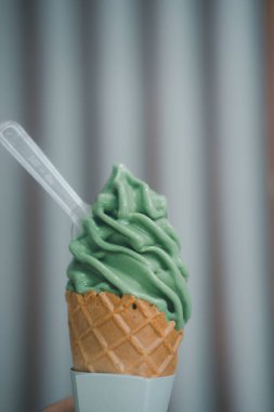 Elinizde kibrit aromalı gevrek dondurma külahı var..