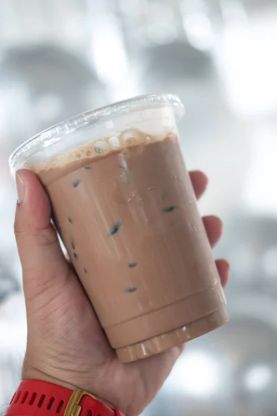 Iced Mocha Koffie Heldere Plastic Beker Bij Hand Sluiten — Stockfoto