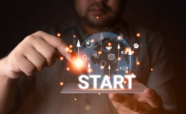 Başlangıç konsepti. İşadamı dokunuşu, modern bir sanal arayüzde ikon ağ bağlantısı ile uçmak için bir girişim başlatıyor. Ticari yenilik teknolojisi kavramı