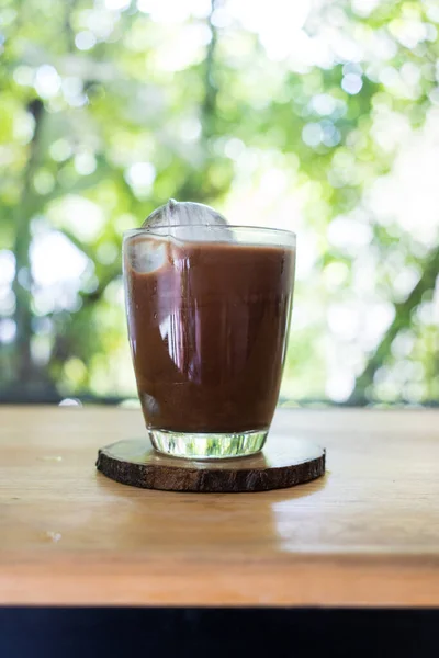 Iced Mocha Kopi Dalam Gelas Transparan Piring Kayu Dengan Buatan — Stok Foto