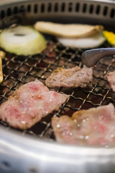 Feche Fatia Carne Crua Grelha Sobre Carvão Fogão Yakiniku — Fotografia de Stock