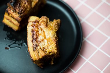 Domuz eti, siyah tabakta çıtır çıtır. Kapat.