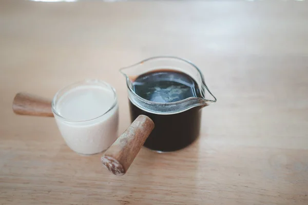 Heißer Espresso Glas Und Frische Kühle Milch Für Die Zubereitung — Stockfoto