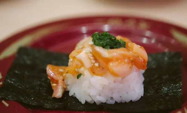 Salmón Sushi Con Arroz Colocado Sobre Algas Marinas Cerca —  Fotos de Stock