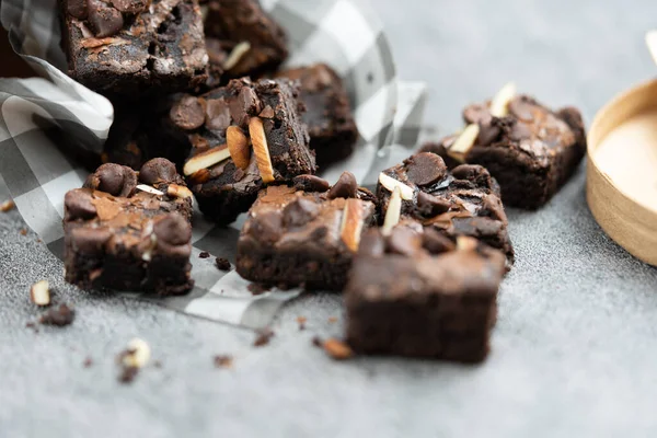 Lezzetli ve çıtır çıtır ev yapımı çikolatalı kek üzerine de badem ve çikolata parçacıkları.