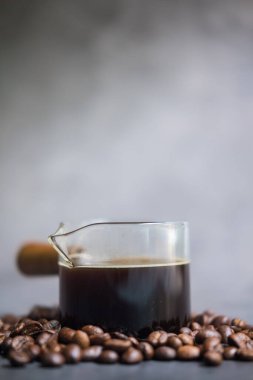 Espresso ve kahve çekirdekleri. Kapat.