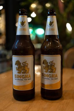 Samut Prakan, Tayland - 1 Ekim 2022: Restorandaki ahşap masada iki şişe Singha birası