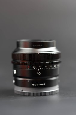 Samut Prakan, Tayland - 1 Ekim 2022: Sony 40mm kompakt lensi kapat. Bu, Sonny 'nin yakın zamanda duyurduğu kompakt asal sayıların yeni bir parçası..