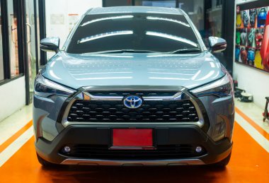 Samut Prakan, Tayland - 1 Ekim 2022: Özel yeni Toyota Corolla CROSS, Celestite gri metali garajda.