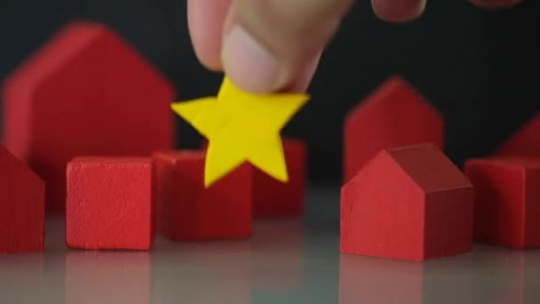 Daj Drewnianą Żółtą Gwiazdę Czerwonego Domu Koncepcja Szacowania Oceny Domu — Wideo stockowe