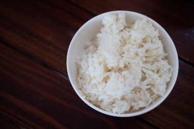 Tahta masadaki kasede pilav pişirdim.