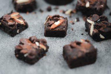 Badem ezmeli brovniler bademli. Brownie çikolatalı kekin bir çeşidi. Seçici odak.