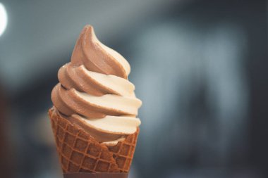 Karışık aromalı dondurma külahında yumuşak servis.